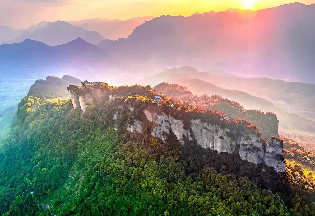好消息，暑期直通車來啦！綿陽—江油景區(qū)直通車開通，城區(qū)內(nèi)接送直達(dá)景區(qū)。