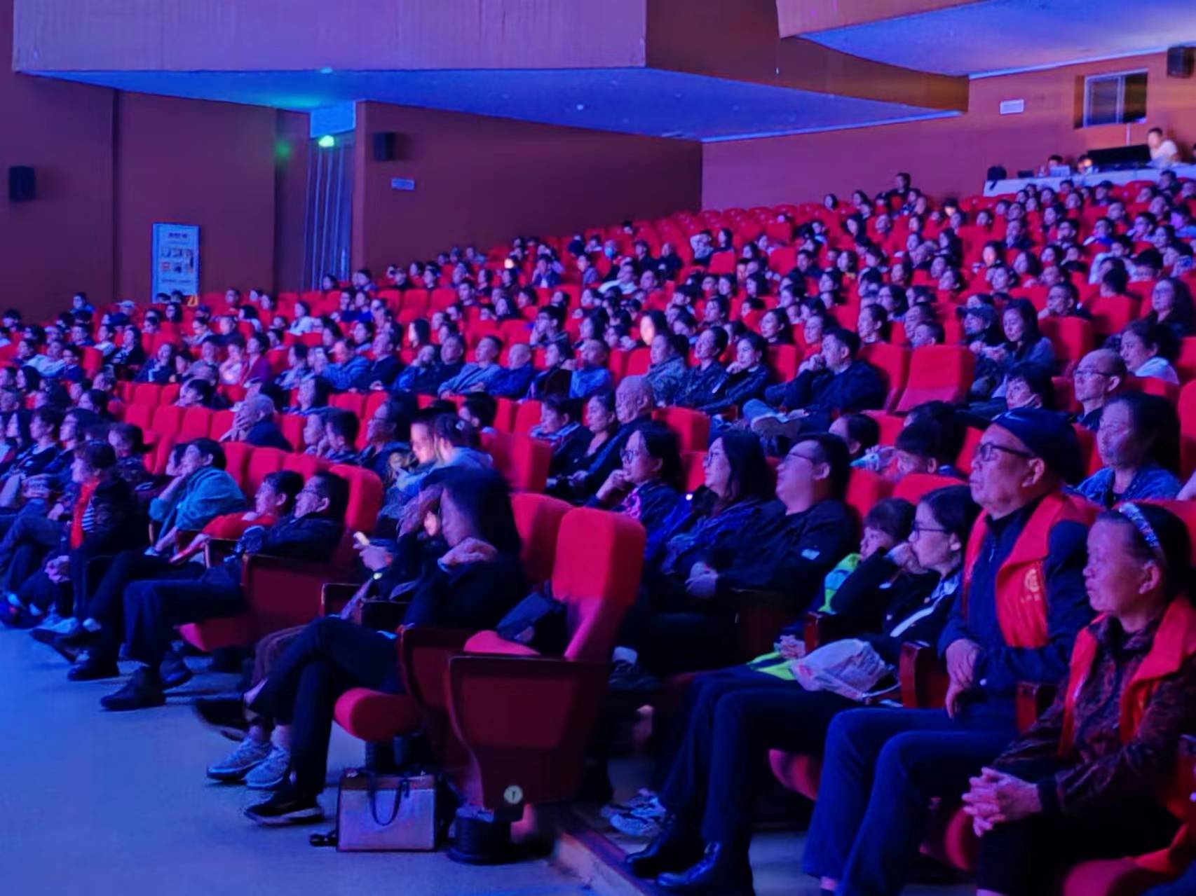 邀請(qǐng)99位老人進(jìn)劇場(chǎng)  與李白時(shí)空“對(duì)話”